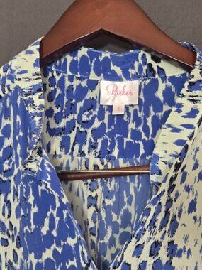 Parker 100% Silk Blue White Abstract Print Blouse Size Small Made in USA